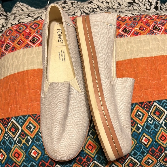 Tom’s slip on flat loafers. 8M. Great shape. - Picture 4 of 5